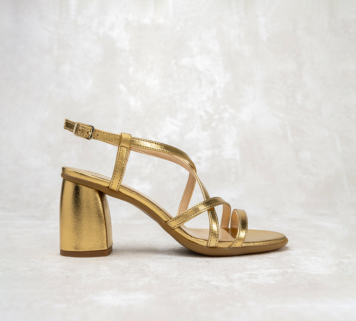 Sandalia Cloe piel metalizada oro