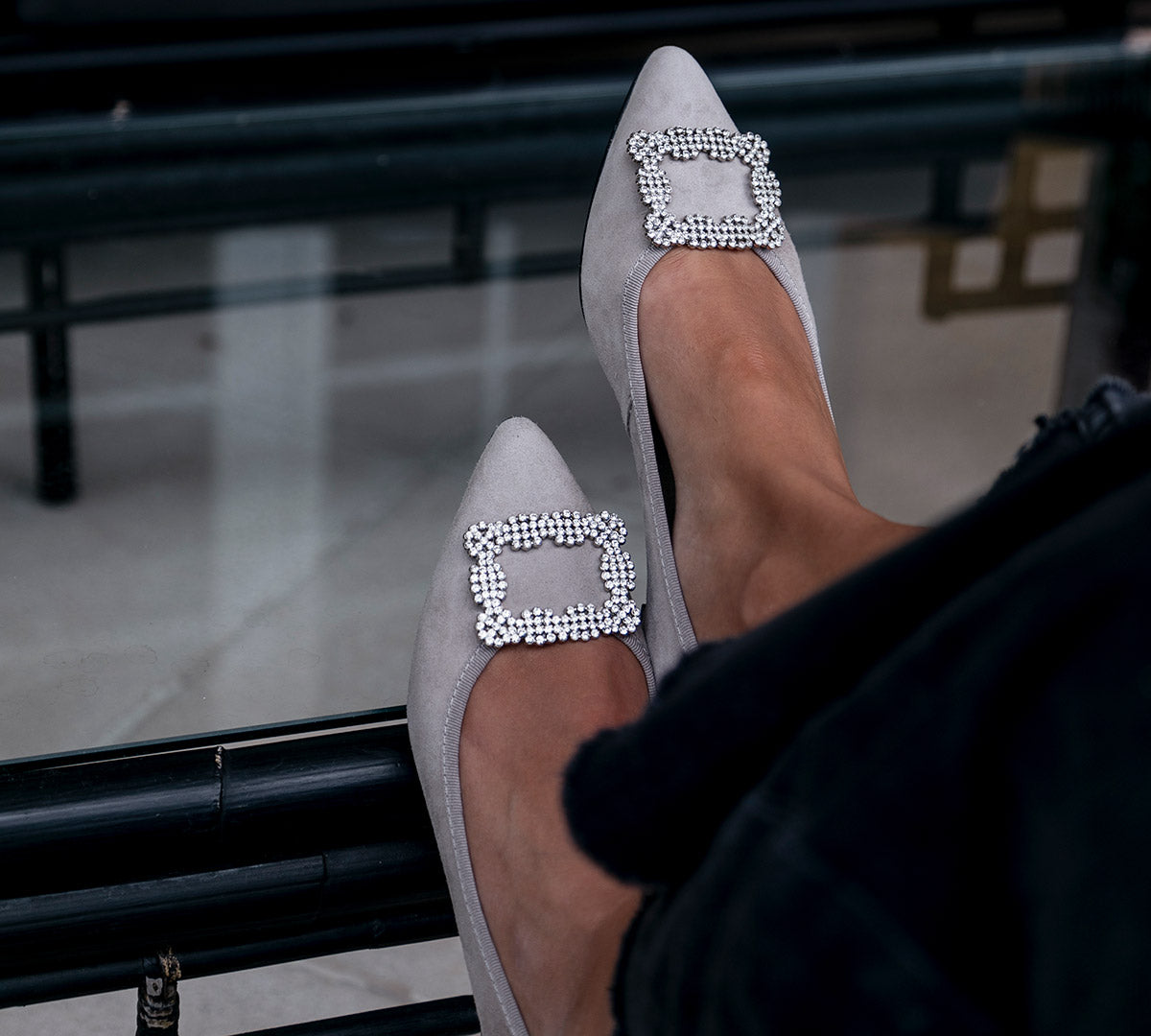 Bailarina Tiara ante piedra